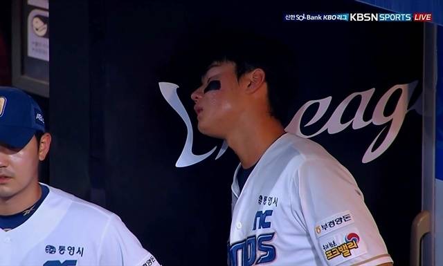 김주원이 19일 창원 롯데전에서 자책하고 있다. 사진=중계화면 캡쳐