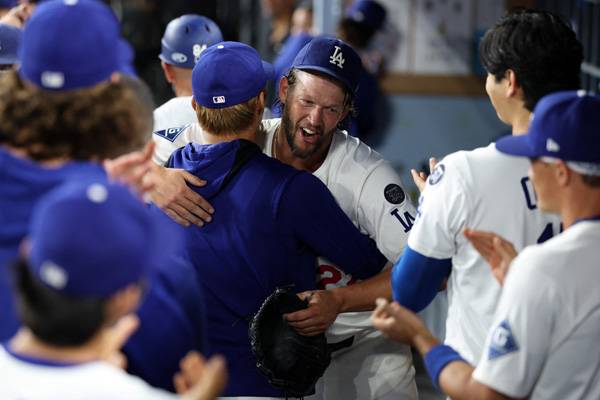 등판을 마친 커쇼가 동료들과 포옹을 나누고 있다. 사진= Kiyoshi Mio-Imagn Images= 연합뉴스 제공