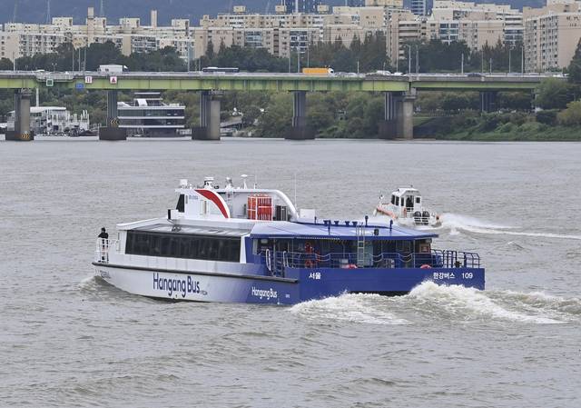 18일 오전 서울 서초구 잠수교 인근에서 운항 중인 한강버스 모습. 2025.09.18. 백동현 기자