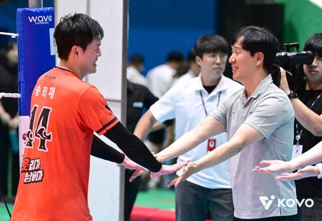 OK저축은행 신영철 감독과 송희채./KOVO