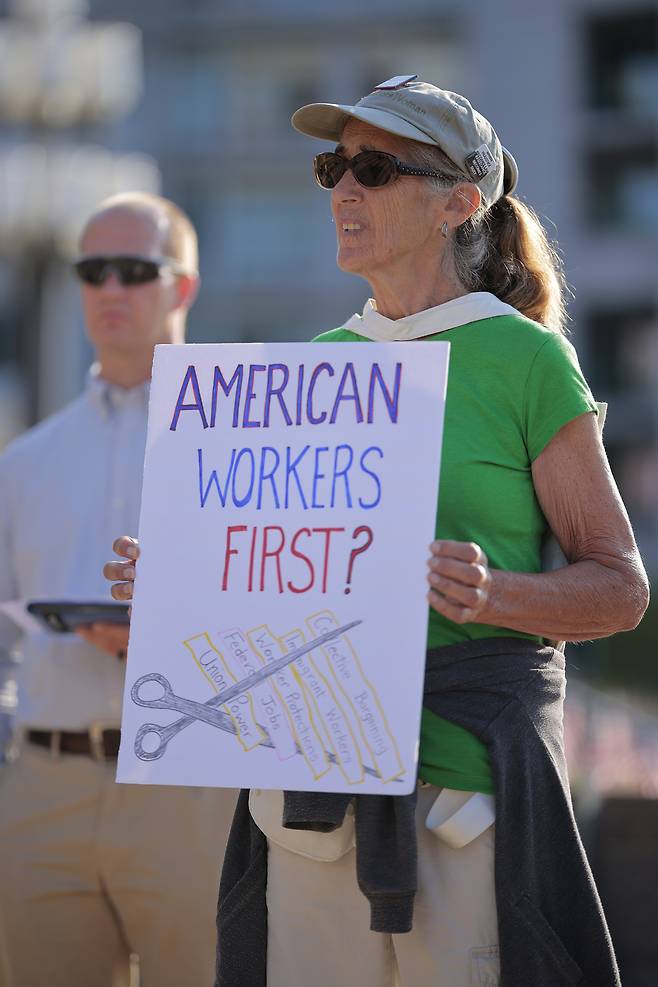 현직 및 전직 연방 공무원과 지지자들이 지난 5일 워싱턴 D.C. 노동부 청사 앞에서 트럼프 행정부의 노동 정책에 반대하는 집회를 열고 있다.[게티이미지]