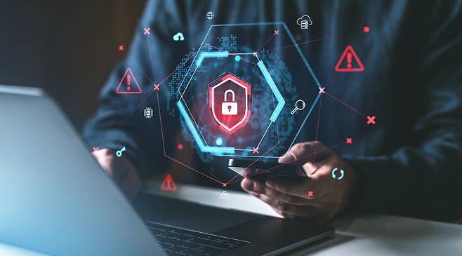 최근 KT, 롯데카드 등 국내 기업들의 사이버 침해사고도 끊이지 않고 발생한 가운데 사이버 위험에 대비하기 위한 수단으로 사이버보험을 활성화시켜야 한다는 목소리가 나온다.[게티이미지뱅크]