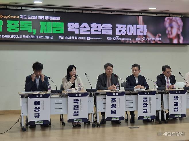 지난 16일 여의도 국회의원회관 제2소회의실에서 ‘약물법원 제도 도입을 위한 정책토론회’가 열렸다. 토론회의 좌장을 맡은 조성남 대한법정신의학회장(왼쪽 세번째)이 사회를 보고 있다. 김도윤 기자.