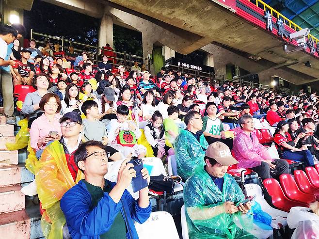 포항 남성초 총동창회가 재학샹과 함께하는 행복한 나들이를 개최하고 K리그 포항 스틸러스와 울산 HD의 경기를 관람하고 있다[남성초 제공]
