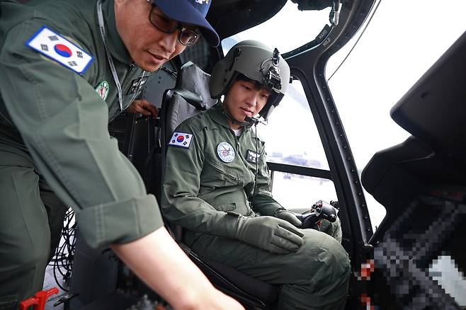 육군은 20일 충남 계룡시 ‘2025 지상군페스티벌’ 행사장에서 수리온 국민 조종사 임명식을 진행했다. 이번 행사는 수리온 조종사 체험비행을 통해 국민들이 육군의 강인한 힘을 온전히 느낄 수 있게 하기 위해 마련됐다. 국민 조종사로 임명된 김영호 씨가 수리온 조종 교육을 받고 있다. [육군 제공]