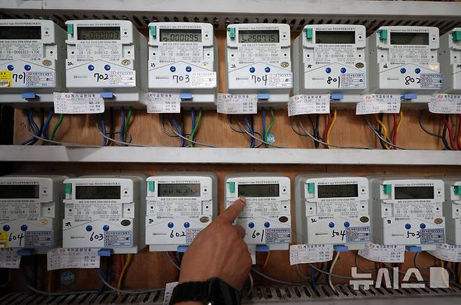 [서울=뉴시스] 이영환 기자 = 15일 오전 서울 시내의 한 오피스텔의 전력량계가 보이고 있다.2025.07.15. 20hwan@newsis.com