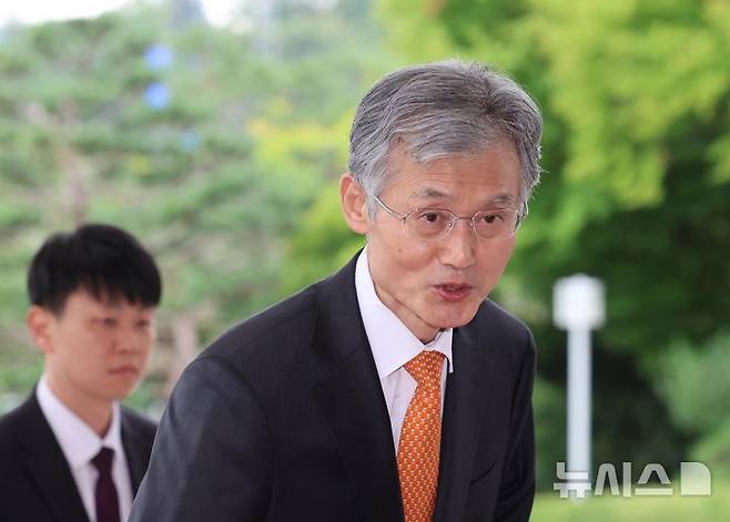 [서울=뉴시스] 권창회 기자 = 조희대 대법원장이 18일 오전 서울 서초구 대법원으로 출근하고 있다. 2025.09.18 kch0523@newsis.com