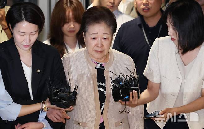 [서울=뉴시스] 조성우 기자 = 한학자 통일교 총재가 17일 오전 서울 종로구 KT광화문빌딩 웨스트에 마련된 김건희 특검 사무실에 피의자 신분으로 출석하고 있다. 2025.09.17. xconfind@newsis.com