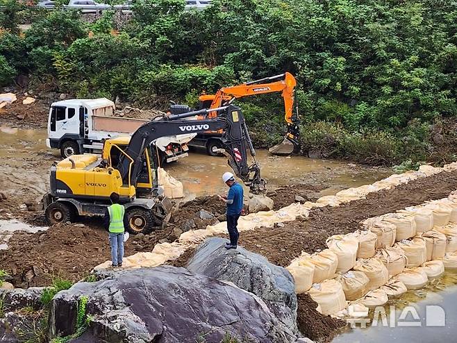 [강릉=뉴시스] 이순철 기자 = 20일 오후 도암댐 도수관로 안에 있는 용수를 비상방류에 앞서 강릉시가 물을 가둘 취수장 공사에 한창이다.2025.09.19.grsoon815@newsis.com