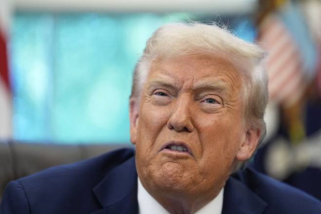 [워싱턴=AP/뉴시스]도널드 트럼프 미 대통령이 19일(현지시각) 백악관 집무실에서 발언하고 있다. 2025.9.20.