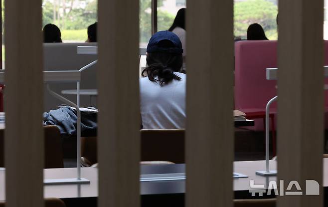 [서울=뉴시스] 황준선 기자 = 서울 시내 한 대학교 라운지에서 학생들이 시간을 보내고 있다. 2025.08.18. hwang@newsis.com