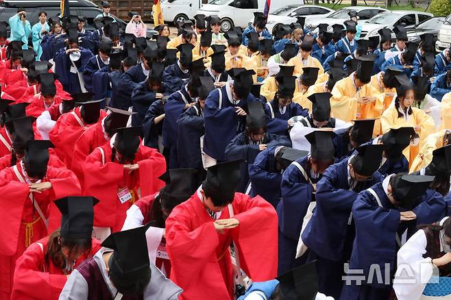 [서울=뉴시스] 배훈식 기자 = 2025 유소문화축제 '고하노라'가 열린 20일 오후 서울 종로구 성균관 비천당에서 성균관대학교 공식 학생단체 유생문화기확단 청랑(靑浪) 학생들이 대의사(大議事)를 재현하고 있다. '고하노라'는 조선시대 성균관 유생들이 임금에게 상소를 올리던 유소(儒疏, 유생의 상소) 문화를 현대적으로 계승·재해석한 행사다. 2025.09.20. dahora83@newsis.com