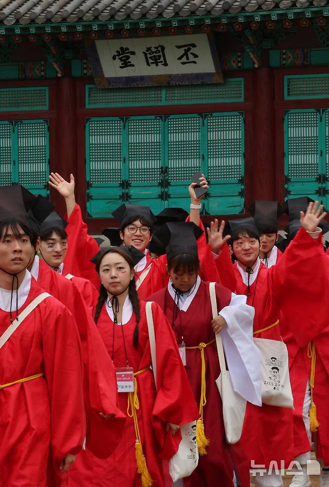 [서울=뉴시스] 배훈식 기자 = 2025 유소문화축제 '고하노라'가 열린 20일 오후 서울 종로구 성균관 비천당에서 성균관대학교 공식 학생단체 유생문화기확단 청랑(靑浪) 학생들이 소행(疏行)을 재현하고 있다. '고하노라'는 조선시대 성균관 유생들이 임금에게 상소를 올리던 유소(儒疏, 유생의 상소) 문화를 현대적으로 계승·재해석한 행사다. 2025.09.20. dahora83@newsis.com