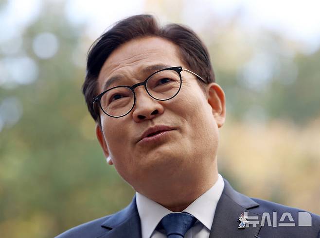 [서울=뉴시스] 김명년 기자 = 송영길 소나무당 대표가 지난해 11월 6일 오후 서울 서초구 서울중앙지방법원에서 열린 '민주당 돈봉투 사건 및 먹사연 불법 후원 혐의' 35차 공판에 출석하기 전 기자회견을 하고 있다. 2024.11.06. kmn@newsis.com