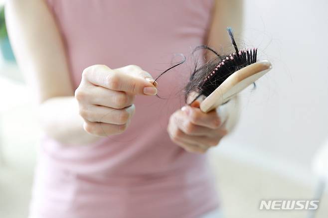 [서울=뉴시스]너무 비만해도, 말라도 탈모의 위험성이 커져 평소 영양소를 균형있게 섭취하고 두피를 청결하게 유지하는 것이 중요하다. (사진= 365mc 제공) 2021.09.24
