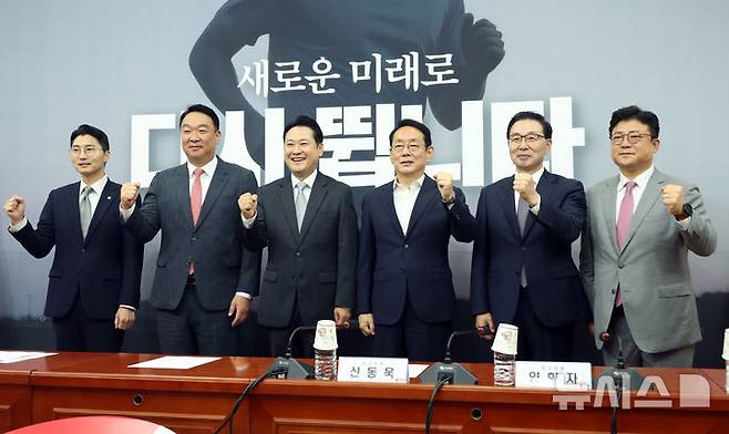 [서울=뉴시스] 고승민 기자 = 장동혁 국민의힘 대표가 18일 서울 여의도 국회에서 열린 주요당직자 임명장 수여식에서 주요당직자들과 기념촬영하고 있다. 왼쪽부터 박준태 당대표 비서실장, 정희용 사무총장, 장 대표, 김도읍 정책위의장, 서천호 전략기획부총장, 강명구 조직부총장. 2025.09.18. kkssmm99@newsis.com