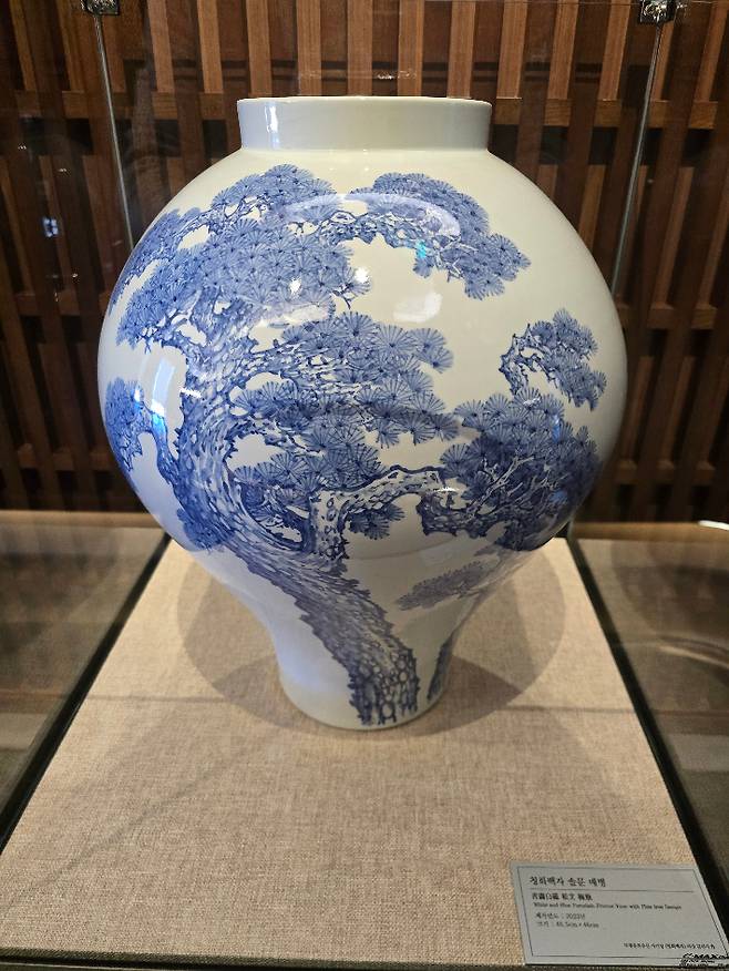 문경 관음요 8대 장인인 김선식 사기장의 작품은 투박한 표면과 직물 같은 질감에서 오는 소박미와 더불어, 직접 그린 문양으로 회화적 감각을 담아낸다. 라브르27 제공