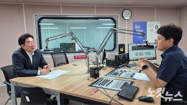 강원CBS.강원영동CBS 시사프로그램 <최진성의 위클리오늘>에 출연한 원강수 원주시장. 강민주 PD