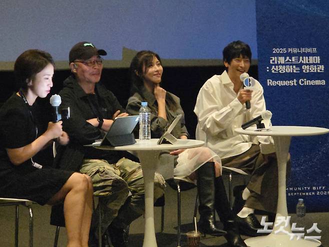 20일 부산 중구 남포동 메가박스 부산극장에서 열린 제8회 커뮤니티비프 리퀘스트시네마 초청작인 '형사: Duelist'(이하 '형사') GV(관객과의 대화)에 참석한 (사진 왼쪽부터) 관객프로그래머 방진영씨, 이명세 감독, 배우 하지원, 강동원. 최영주 기자