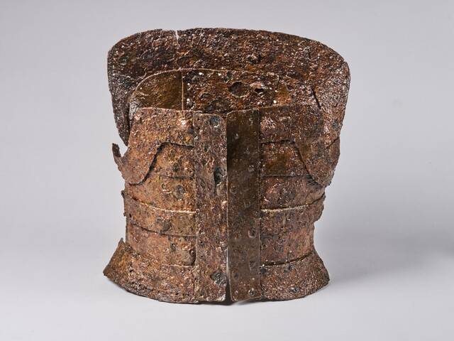 김해 두곡유적 장방형판갑.
