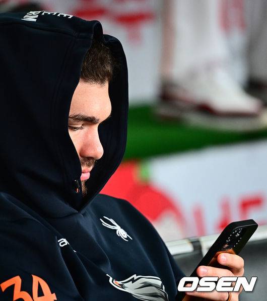 [OSEN=수원, 지형준 기자] 19일 수원 KT위즈파크에서 열릴 예정이던 2025 신한 SOL Bank KBO리그 KT 위즈와 한화 이글스의 경기가 우천 취소됐다.이날 취소된 경기는 10월 추후 일정으로 재편성된다. KT가 전날(18일) 수원 LG전 더블헤더를 치르면서 주 2회 더블헤더 불가에 따라 추후 일정으로 미뤄졌다.&nbsp;한화 폰세가 더그아웃에서 휴대폰을 보고 있다. 2025.09.18 /jpnews@osen.co.kr