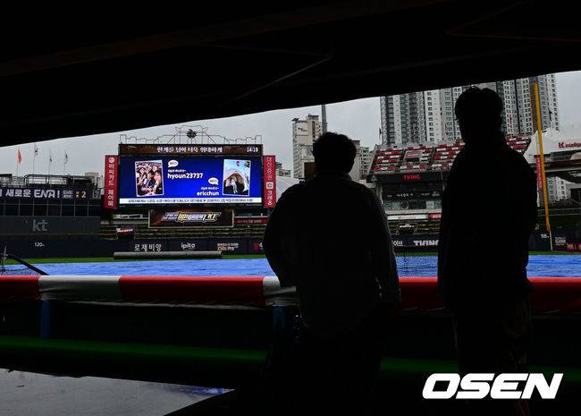 [OSEN=수원, 지형준 기자] 19일 수원 KT위즈파크에서 2025 신한 SOL Bank KBO리그 KT 위즈와 한화 이글스의 경기가 열린다.KT는 고영표, 한화는 코디 폰세를 선발로 예고했다.오후 2시가 넘은 시각, KT위즈파크에 비가 내리는 기운데 그라운드에 대형 방수포가 깔려 있다. 다음날 오전까지 비 예보가 있어 경기를 진행하기는 쉽지 않을 것으로 보인다. 2025.09.18 /jpnews@osen.co.kr