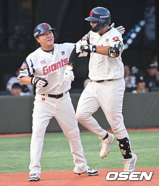 [OSEN=부산, 이석우 기자] 18일 부산 사직야구장에서 2025 신한 SOL 뱅크 KBO 리그 롯데 자이언츠와 한화 이글스의 경기가 열렸다. 홈팀 롯데는 홍민기가, 방문팀 한화는 엄상백이 선발 출전했다.롯데 자이언츠 박재엽이 2회말 2사 1,2루 좌월 3점 홈런을 치고 하이파이브를 하고 있다. 2025.06.18 / foto0307@osen.co.kr