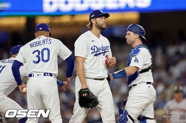 [사진] 2023년 NLDS 1차전에서 1회 강판된 클레이튼 커쇼. ⓒGettyimages(무단전재 및 재배포 금지)