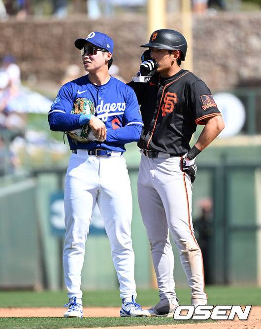 [OSEN=글렌데일(미국), 이대선 기자] '코리안 데이'였다.&nbsp;이정후(샌프란시스코 자이언츠)와 김혜성(LA 다저스)이 맞대결에서 나란히 맹활약했다. &nbsp;LA 다저스와 샌프란시스코 자이언츠는 2일(이하 한국시간) 미국 애리조나주 글렌데일의 캐멀백 랜치에서 2025 메이저리그 시범경기를 치렀다.&nbsp;이날 김혜성은 8번 유격수로,&nbsp;이정후는 3번 중견수로 각각 선발 출장했다. 이정후가 총알 2루타로 선제 타점을 올리자, 7푼 타율로 마음고생을 하던 김혜성은 시범경기 첫 홈런포를 터뜨렸다.2회초 2사 만루에서 샌프란시스코 자이언츠 이정후가 LA 다저스 김혜성과 이야기를 나누고 있다. 2025.03.02 / sunday@osen.co.kr