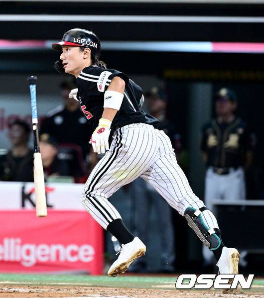 [OSEN=수원, 최규한 기자] 18일 수원 KT위즈파크에서 ‘2025 신한 SOL Bank KBO리그’ KT 위즈와 LG 트윈스의 더블헤더 2차전이 열렸다.홈팀 KT는 패트릭 머피, 방문팀 LG는 송승기를 선발로 내세웠다.2회초 2사 2, 3루 상황 LG 신민재가 달아나는 2타점 적시타를 날리고 있다. 2025.09.18 / dreamer@osen.co.kr