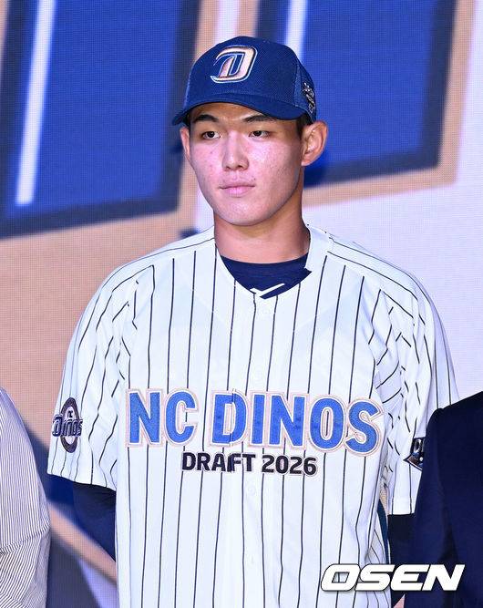 [OSEN=이대선 기자] 17일 오후 7일 오후 서울 롯데호텔 월드에서 ‘2026 KBO 신인 드래프트’가 열렸다.이번 드래프트는 전면 드래프트 방식으로 총 11라운드에 걸쳐 진행된다. 대상자는 총 1천261명으로, 고등학교 졸업 예정자 930명, 대학교 졸업 예정자 216명, 얼리 드래프트 신청자 51명, 해외 아마추어·프로 출신 선수 19명이다. 이 중 최대 110명이 KBO 10개 구단의 부름을 받게 된다.NC에 지명된 유신고 신재인이 기념촬영을 하고 있다. 2025.09.17 /sunday@osen.co.kr