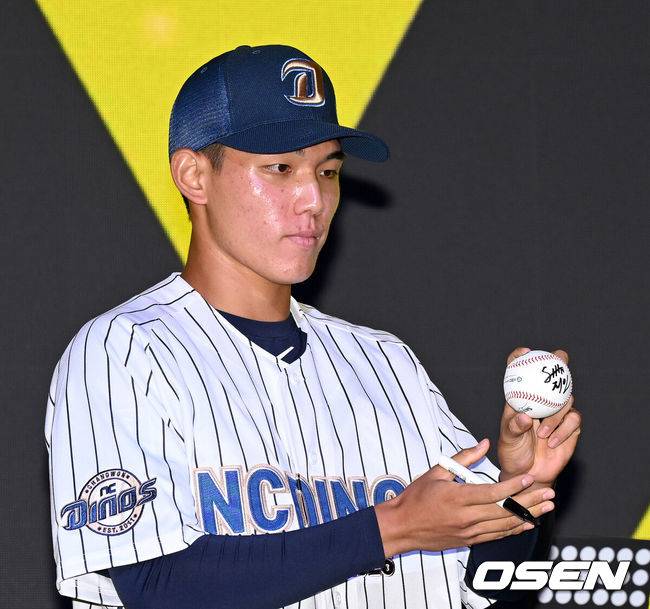 [OSEN=이대선 기자] 17일 오후 7일 오후 서울 롯데호텔 월드에서 ‘2026 KBO 신인 드래프트’가 열렸다.이번 드래프트는 전면 드래프트 방식으로 총 11라운드에 걸쳐 진행된다. 대상자는 총 1천261명으로, 고등학교 졸업 예정자 930명, 대학교 졸업 예정자 216명, 얼리 드래프트 신청자 51명, 해외 아마추어·프로 출신 선수 19명이다. 이 중 최대 110명이 KBO 10개 구단의 부름을 받게 된다.NC에 지명된 유신고 신재인이 기념촬영을 하고 있다. 2025.09.17 /sunday@osen.co.kr