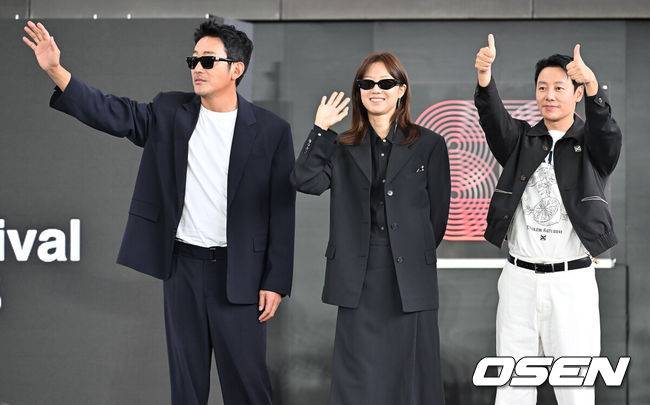 [OSEN=부산, 이석우 기자] 19일 부산 해운대구 영화의전당 BIFF 야외무대에서 제30회 부산국제영화제(BIFF) 영화 ‘윗집 사람들’ 오픈 토크가 열렸다.이번 부산국제영화제에서는 개막작 ‘어쩔수가 없다’를 시작으로 공식 초청작 64개국 241편과 커뮤니티비프 상영작까지 합쳐 총 328편이 상영된다. 올해는 신설된 경쟁 부문 14편을 초청해 다섯 개의 ‘부산 어워드’ 상을 시상한다. 아시아 영화를 대상으로 대상, 감독상, 심사위원 특별상, 배우상(2명), 예술공헌상 등 5개 부문에 걸쳐 시상한다. 수상자에게는 태국의 세계적인 감독이자 설치미술가인 아피찻퐁 위라세타쿤의 컨셉을 디자인한 트로피가 수여된다.하정우 감독과 공효진, 김동욱이 오픈토크를 마치고 팬들에게 인사를 하고 있다. 2025.09.19 / foto0307@osen.co.kr