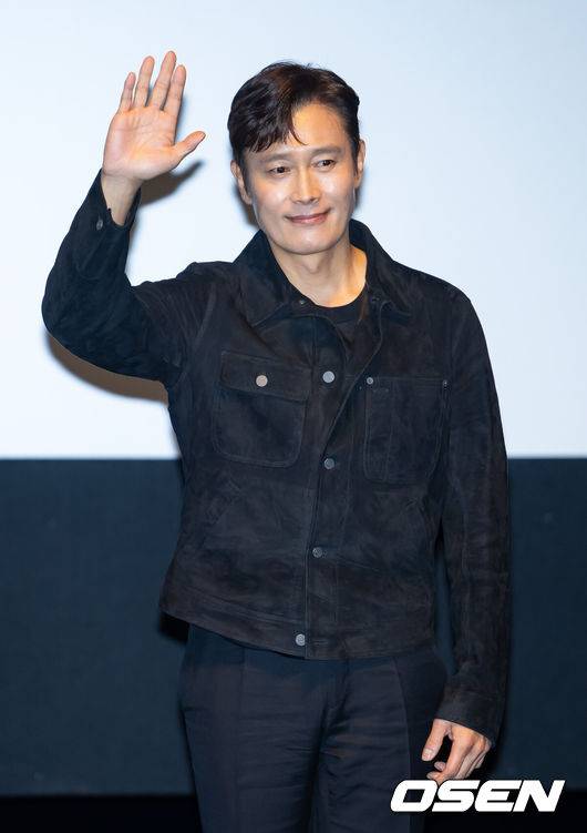 [OSEN=부산, 민경훈 기자] 19일 부산 해운대구 동서대학교 소향씨어터 신한카드홀에서 배우 이병헌 액터스 하우스 행사가 열렸다.올해 30주년을 맞이한 부산국제영화제는 오는 26일까지 총 64개국 328편의 작품을 만날수 있다.배우 이병헌이 관객들과 만나 포토타임을 갖고 있다. 2025.09.19 / rumi@osen.co.kr