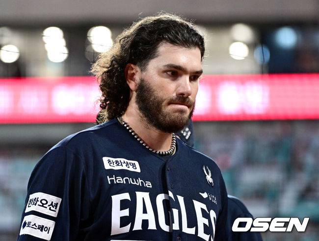 [OSEN=수원, 최규한 기자] 20일 수원 KT위즈파크에서 ‘2025 신한 SOL Bank KBO리그’ KT 위즈와 한화 이글스의 경기가 열렸다.홈팀 KT는 고영표, 방문팀 한화는 코디 폰세를 선발로 내세웠다.5회말 KT 공격을 막아낸 한화 선발 코디 폰세가 더그아웃으로 향하고 있다. 2025.09.20 / dreamer@osen.co.kr