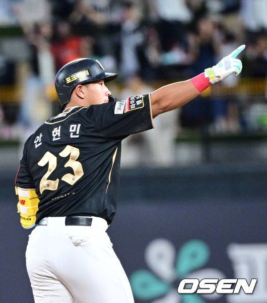 [OSEN=수원, 최규한 기자] 20일 수원 KT위즈파크에서 ‘2025 신한 SOL Bank KBO리그’ KT 위즈와 한화 이글스의 경기가 열렸다.홈팀 KT는 고영표, 방문팀 한화는 코디 폰세를 선발로 내세웠다.5회말 무사 2루 상황 KT 안현민이 달아나는 1타점 적시타를 날리고 상대 수비를 틈타 2루까지 진루한 뒤 기뻐하고 있다. 2025.09.20 / dreamer@osen.co.kr
