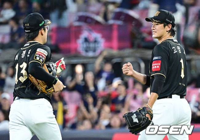 [OSEN=수원, 최규한 기자] 20일 수원 KT위즈파크에서 ‘2025 신한 SOL Bank KBO리그’ KT 위즈와 한화 이글스의 경기가 열렸다.홈팀 KT는 고영표, 방문팀 한화는 코디 폰세를 선발로 내세웠다.5회초 2사 1, 2루 상황 한화 노시환의 땅볼 타구를 처리한 KT 3루수 허경민과 선발 고영표가 인사를 나누고 있다. 2025.09.20 / dreamer@osen.co.kr