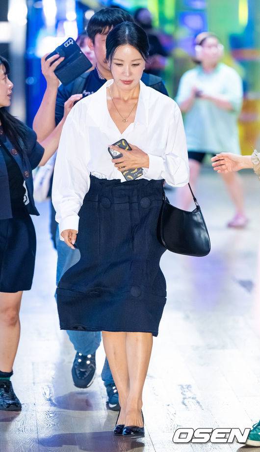 [OSEN=박준형 기자] 14일 오후 서울 코엑스 메가박스에서 영화 '마지막 숙제' 가족시사회 및 무대인사가 진행됐다.'마지막 숙제'는 임시 담임이 된 교사와 각자 색으로 마지막 숙제를 완성해가는 아이들 이야기로 성매매 혐의에 대해 벌금 100만원 약식기소 처분을 받은 후 활동을 중단했던 배우 엄태웅의 복귀작이다.엄태웅 누나 엄정화가 시사회에 참석하고 있다. 2025.08.14 / soul1014@osen.co.kr