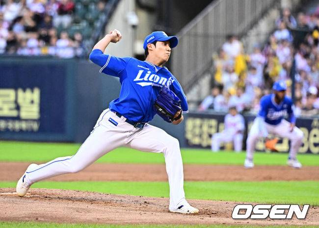 [OSEN=잠실, 지형준 기자] 20일 서울 잠실구장에서 ‘2025 신한 SOL Bank KBO리그’ LG 트윈스와 삼성 라이온즈의 경기가 열렸다.LG는 외국인 투수 톨허스트를, 삼성은 원태인을 선발투수로 내세웠다.2회말 삼성 원태인이 역투하고 있다. 2025.09.20 /jpnews@osen.co.kr