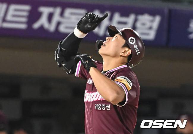 [OSEN=부산, 이석우 기자] 4일 부산 사직야구장에서 2025 신한 SOL 뱅크 KBO 리그 롯데 자이언츠와 키움 히어로즈의 경기가 열렸다. 홈팀 롯데는 박세웅이, 방문팀 키움은 김윤하가 선발 출전했다.키움 히어로즈 송성문이 6회초 1사 1,2루 좌월 3점 홈런을 치고 세리머니를 하고 있다. 2025.06.04 / foto0307@osen.co.kr