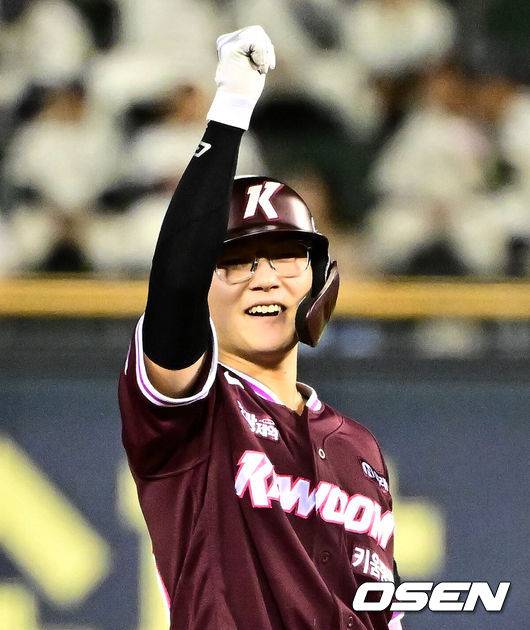 [OSEN=잠실, 지형준 기자] 18일 오후 서울 잠실구장에서 ‘2025 신한 SOL Bank KBO리그’ 두산 베어스와 키움 히어로즈의 경기가 열렸다.두산은 잭로그, 키움은 하영민이 선발로 나섰다.4회초 1사 1,3루서 키움 송지후가 1타점 적시 2루타를 날리며 기뻐하고 있다. 2025.09.18 /jpnews@osen.co.kr