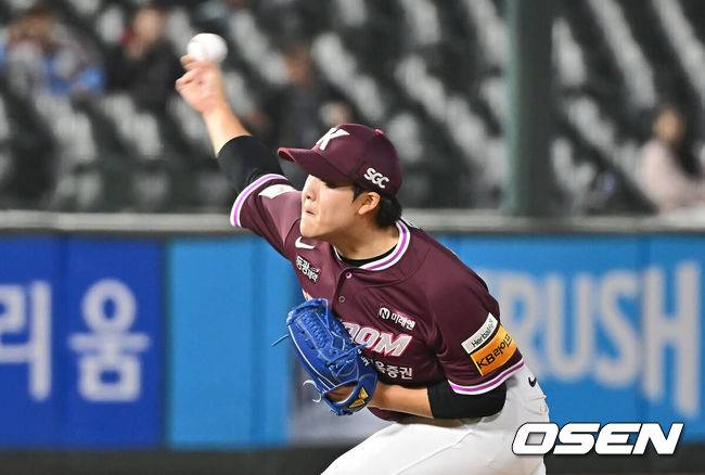 [OSEN=부산, 이석우 기자] 17일 부산 사직야구장에서 2025 신한 SOL 뱅크 KBO 리그 롯데 자이언츠와 키움 히어로즈의 경기가 열렸다. 홈팀 롯데는 박세웅, 방문팀 키움은 김윤하가 선발 출전했다.키움 히어로즈 박주성이 역투하고 있다. 2025.04.17 / foto0307@osen.co.kr