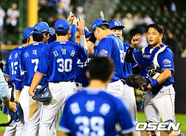 [OSEN=잠실, 지형준 기자] 프로야구 삼성 라이온즈가 LG 트윈스를 꺾고 4연승을 달렸다. 삼성은 20일 서울 잠실구장에서 열린 2025 KBO리그 LG와 경기에서 14-4로 크게 승리했다. 홈런 2방을 포함해 장단 17안타를 터뜨렸다. LG는 이날 패배했지만, 2위 한화 이글스가 KT 위즈에 덜미를 잡히면서 매직넘버를 '6'에서 '5'로 한 개 줄였다. 경기를 마치고 삼성 선수들이 승리를 기뻐하고 있다. 2025.09.20 /jpnews@osen.co.kr