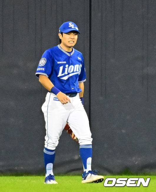 [OSEN=잠실, 지형준 기자] 20일 서울 잠실구장에서 ‘2025 신한 SOL Bank KBO리그’ LG 트윈스와 삼성 라이온즈의 경기가 열렸다.LG는 외국인 투수 톨허스트를, 삼성은 원태인을 선발투수로 내세웠다.6회말 2사 3루에서 삼성 김지찬이 LG 오지환의 중견수 뒤 2루타 타구를 놓치며 아쉬워하고 있다. 2025.09.20 /jpnews@osen.co.kr