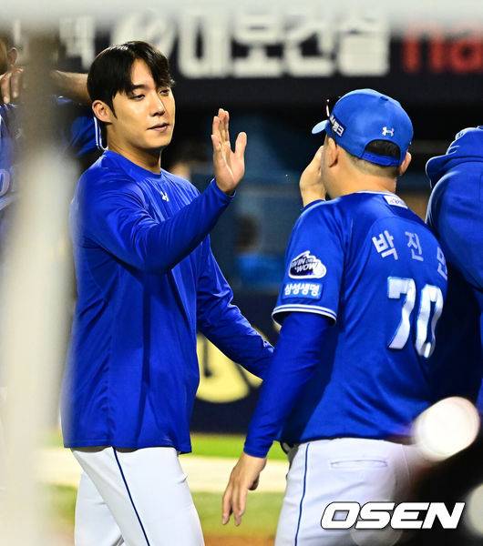 [OSEN=잠실, 지형준 기자] 프로야구 삼성 라이온즈가&nbsp;LG 트윈스를 꺾고 4연승을 달렸다.&nbsp;삼성은&nbsp;20일 서울 잠실구장에서 열린 2025 KBO리그&nbsp;LG와 경기에서 14-4로 크게 승리했다. 홈런 2방을 포함해 장단 17안타를 터뜨렸다.&nbsp;LG는 이날 패배했지만, 2위 한화 이글스가 KT 위즈에 덜미를 잡히면서 매직넘버를 '6'에서 '5'로 한 개 줄였다.&nbsp;경기를 마치고 삼성 원태인이 박진만 감독과 승리를 기뻐하고 있다. 2025.09.20 /jpnews@osen.co.kr