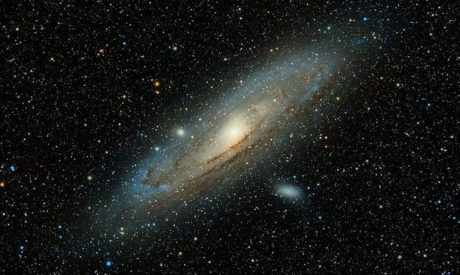 138억년의 우주와 지구, 인간의 역사를 다룬 ‘빅 히스토리’ 창시자인 데이비드 크리스천이 근미래부터 중간 미래, 50억년 뒤의 먼 미래까지 인간과 우주의 미래를 조망한 책을 펴냈다.&nbsp;인간과 지구의 미래를 좌우할 것으로 분석되는 우리 은하의 모습 북라이프 제공