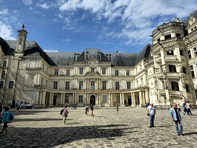 블루아성 가스통 도를레앙 건물(정면)과 프랑수아 1세 건물 돌출 나선형 계단.
