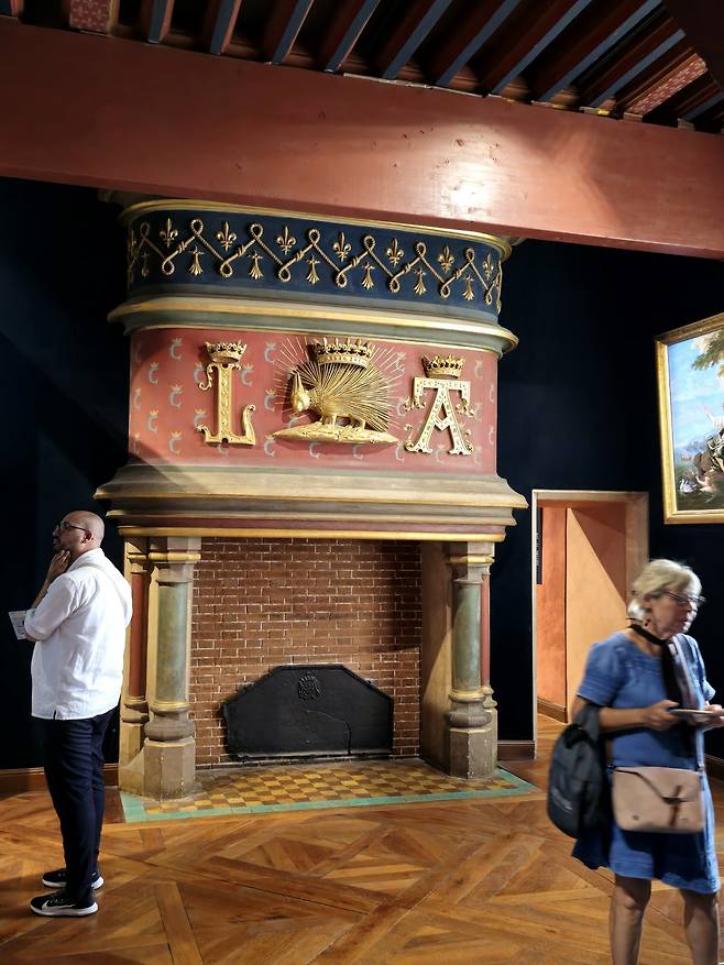 루이 12세 건물 2층 왕실 저택 벽난로.