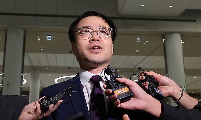 여한구 산업통상자원부 통상교섭본부장이 19일 오전 인천국제공항 제2여객터미널을 통해 귀국하며 취재진 질문에 답하고 있다. 연합뉴스