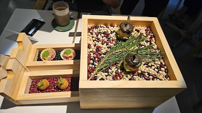 지평주조에서 빚은 프리미엄 막걸리 ‘지평 석탄’과 한입 요리 3종.